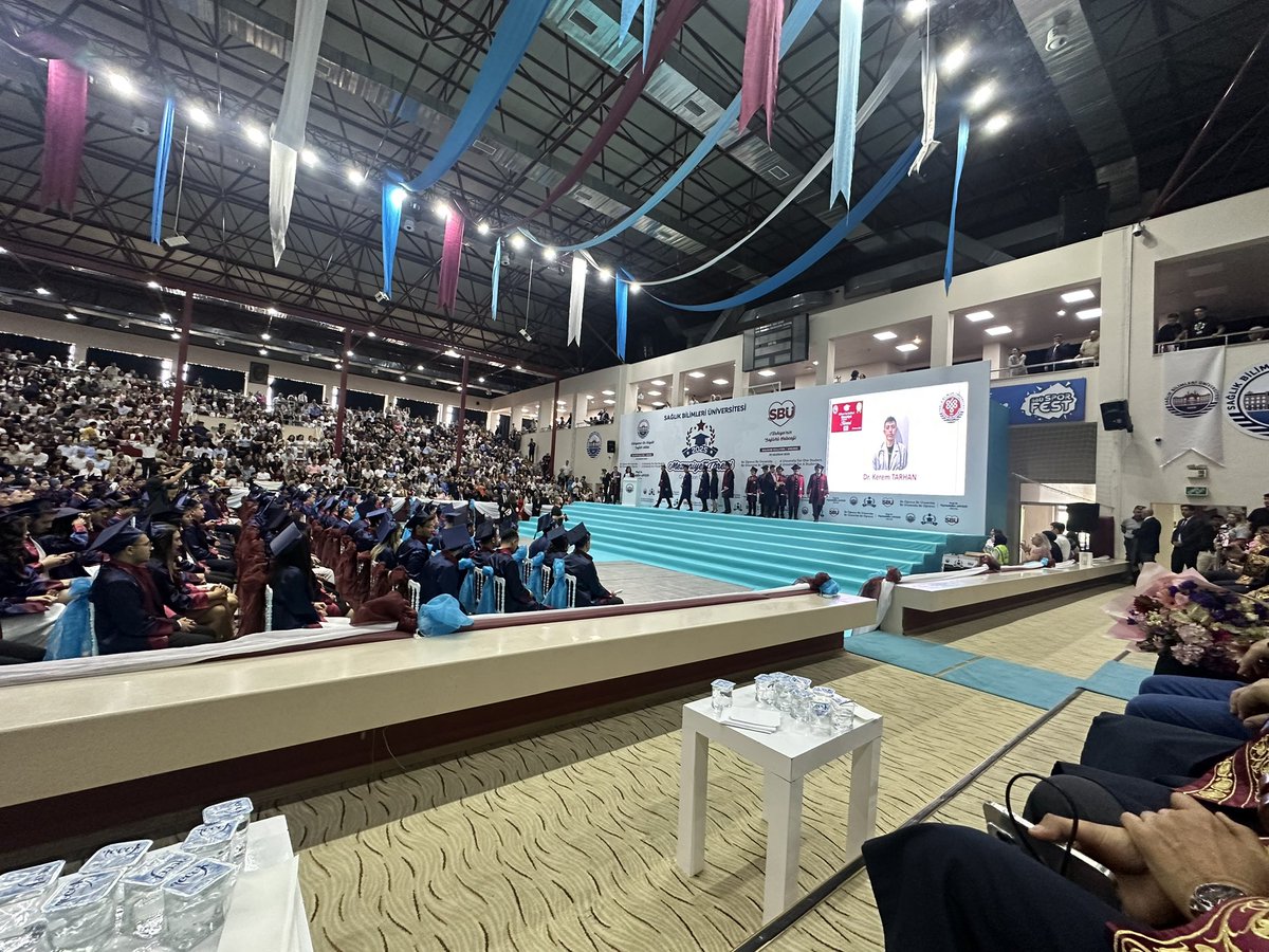 Aralarında evladımızın da bulunduğu Sağlık Bilimleri Üniversitesinden 266 tıbbiyelinin mezuniyet programına katıldık.. Hastalarıyla empati kurabilen, şefkat ve merhametle muamele eden hekimler olmasını dileğimiz evlatlarımızın bahtları açık olsun.