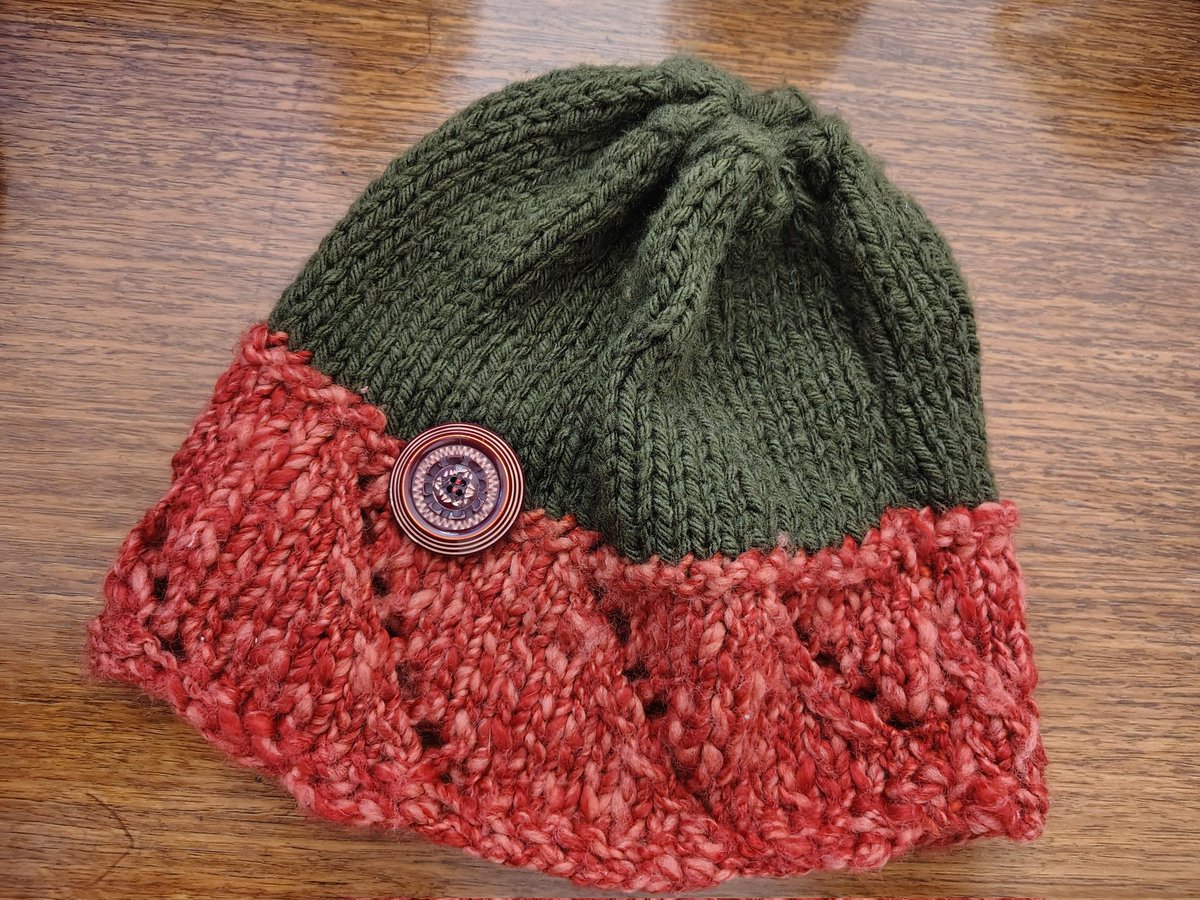 ¿A quién no se le ha perdido
el paraguas en invierno?
Si acaba el chubasco eterno,
se le relega al olvido.
No es infrecuente el descuido
cuando el frío nos allana,
extraviar guantes y ruanas
o bufandas, ¡qué tristeza! 
hoy se hiela mi cabeza:
perdí mi gorro de lana.
#invierno