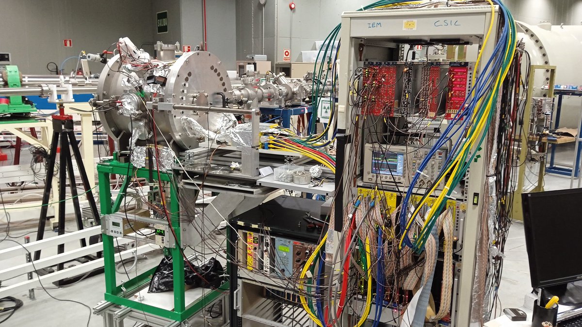 Da gusto ver experimentos con un despliegue así de electrónica nuclear.