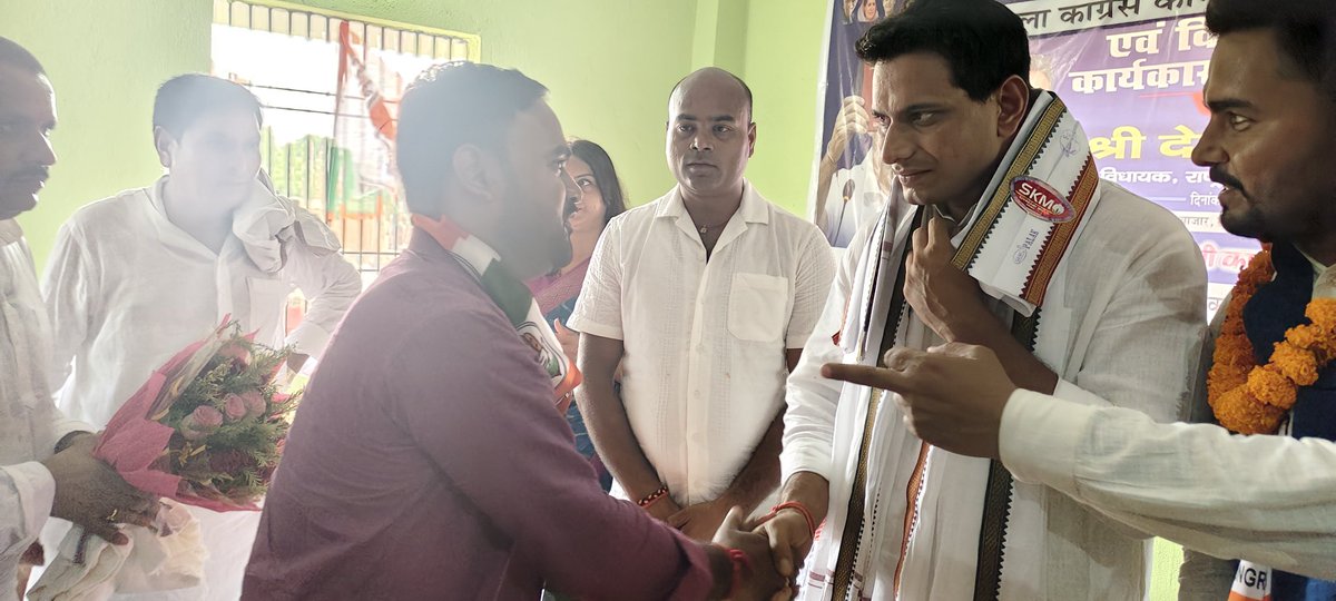 Rahulpaswan_inc's tweet photo. आज पटना जिला कांग्रेस कमिटी ग्रामीण -1 के द्वारा आयोजित बैठक में शामिल होते हुए। आज के जिला कार्यकारिणी की बैठक में मुख्य रूप से प्रभारी श्री देवेंद्र यादव जी शामिल हुए ,,बैठक के पश्चात अपने कार्य क्षेत्र 188- फुलवारी शरीफ विधानसभा में उर्स के मौके पर शामिल होते हुए। https://t.co/yx7Qip3fxf