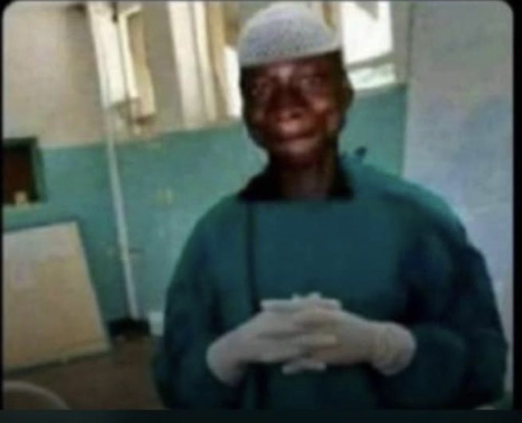 Me as a doctor: Mpozi mugambye mutwe gwegumuluma??

Relatives:Iye musawo

Me: Kiwedde ngusazeeko! newemumutwala😅😅