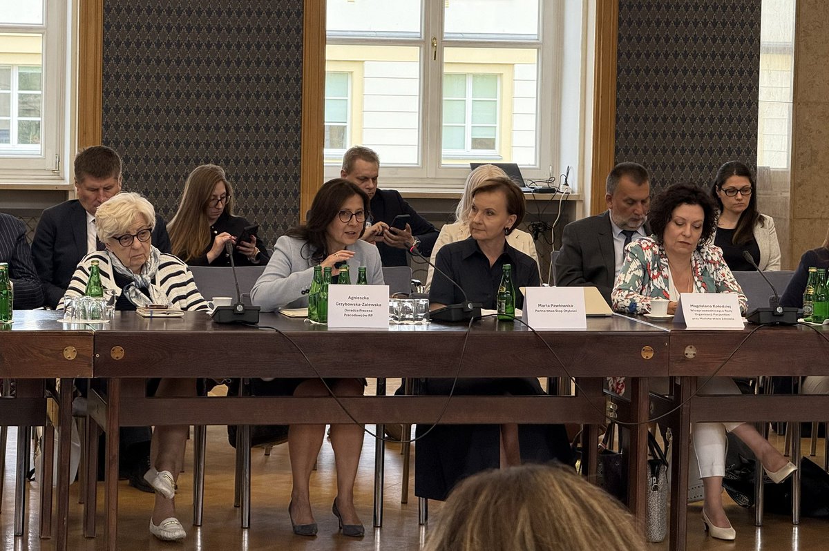Pracodawcy RP ZDROWIE (@zdrowieprp) on Twitter photo 📍W <a href="/KPRM_CIR/">Centrum Informacyjne Rządu</a> odbyła się dziś wspólna konferencja Ministry ds. Społeczeństwa Obywatelskiego – <a href="/PorowskaAdriana/">Adriana Porowska</a> – oraz <a href="/Instytut_IPPEZ/">Instytut Praw Pacjenta i Edukacji Zdrowotnej</a> pt.: „Zdrowie w centrum – międzyresortowa odpowiedzialność”. 🎯
👉🏻 <a href="/PracodawcyRP/">Pracodawcy RP</a> reprezentowała <a href="/Agnieszka_GZ/">Agnieszka Grzybowska-Zalewska</a> – Doradca Prezesa Zarządu PRP. 📍W <a href="/KPRM_CIR/">Centrum Informacyjne Rządu</a> odbyła się dziś wspólna konferencja Ministry ds. Społeczeństwa Obywatelskiego – <a href="/PorowskaAdriana/">Adriana Porowska</a> – oraz <a href="/Instytut_IPPEZ/">Instytut Praw Pacjenta i Edukacji Zdrowotnej</a> pt.: „Zdrowie w centrum – międzyresortowa odpowiedzialność”. 🎯
👉🏻 <a href="/PracodawcyRP/">Pracodawcy RP</a> reprezentowała <a href="/Agnieszka_GZ/">Agnieszka Grzybowska-Zalewska</a> – Doradca Prezesa Zarządu PRP.