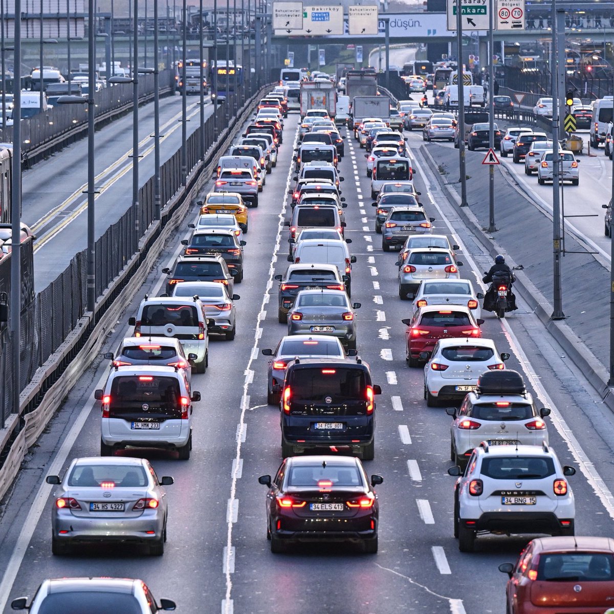 Yeni ÖTV düzenlemesi, TBMM Plan ve Bütçe Komisyonu'nda kabul edildi.

• Arazi taşıtlarına uygulanan ÖTV oranı %4'ten %50'ye yükseltildi.
• Motor silindir hacmine ve elektrik motor gücüne göre uygulanan ÖTV oranının alt sınırı %45'ten %80'e yükseltildi.