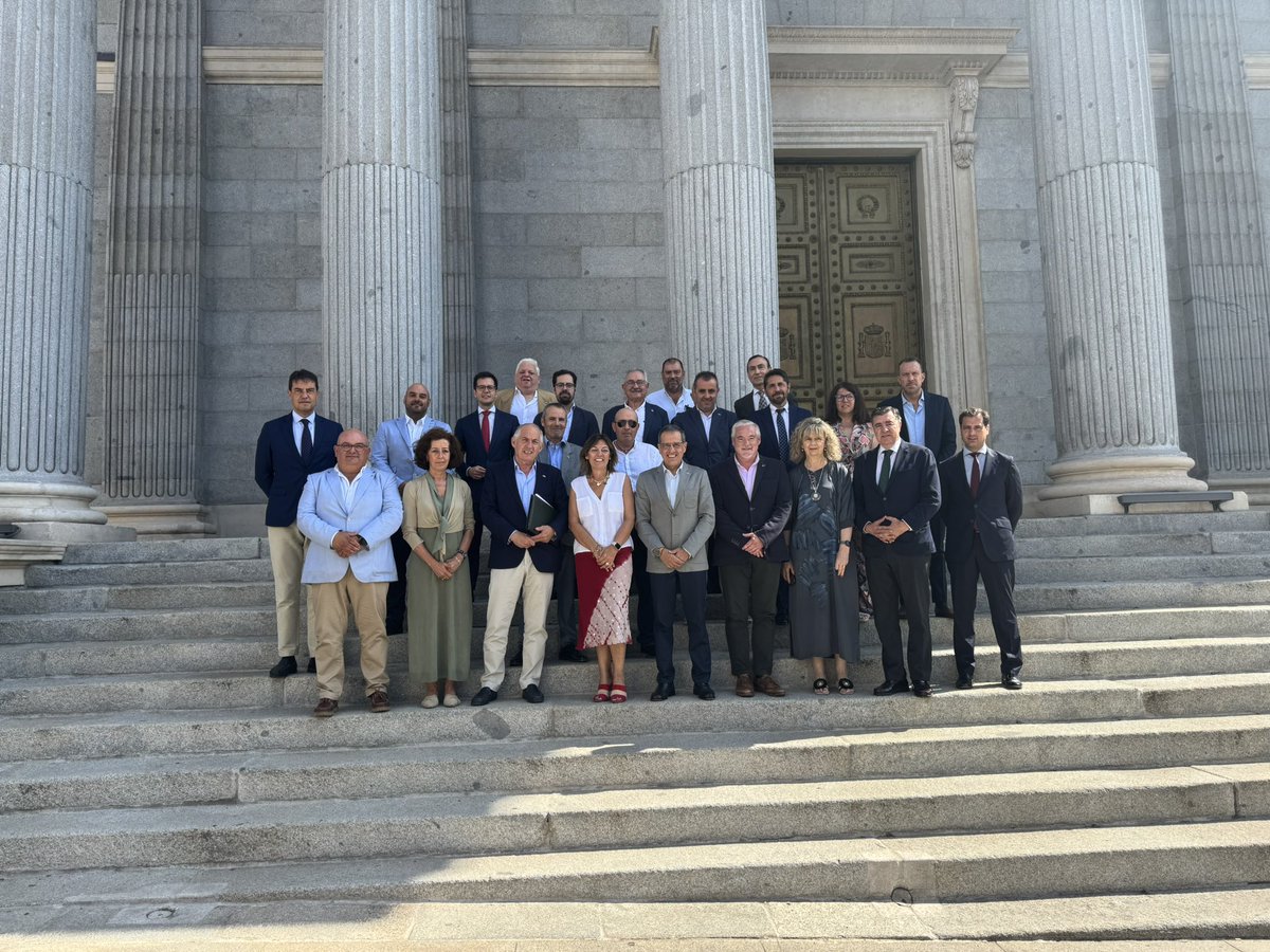 Atendiendo a invitación realizada por  la Diputada @milamarcos el Consejo Rector de #Urcacyl ha tenido la oportunidad de conocer las Cortes, celebrar allí una de sus reuniones, asistir a una sesión de control al gobierno y saludar a los diputados @ppopularcyl Interesante jornada