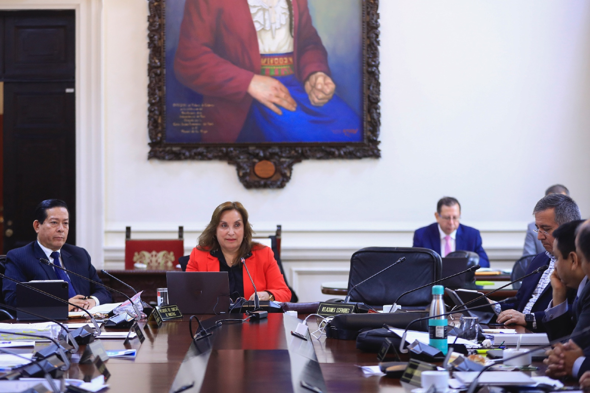 #ConsejoDeMinistros | La presidenta Dina Ercilia Boluarte Zegarra lideró una nueva sesión del Consejo de Ministros, acompañada de los ministros de Estado, donde se evaluaron las medidas necesarias para garantizar el desarrollo del país y la seguridad de todos los ciudadanos.