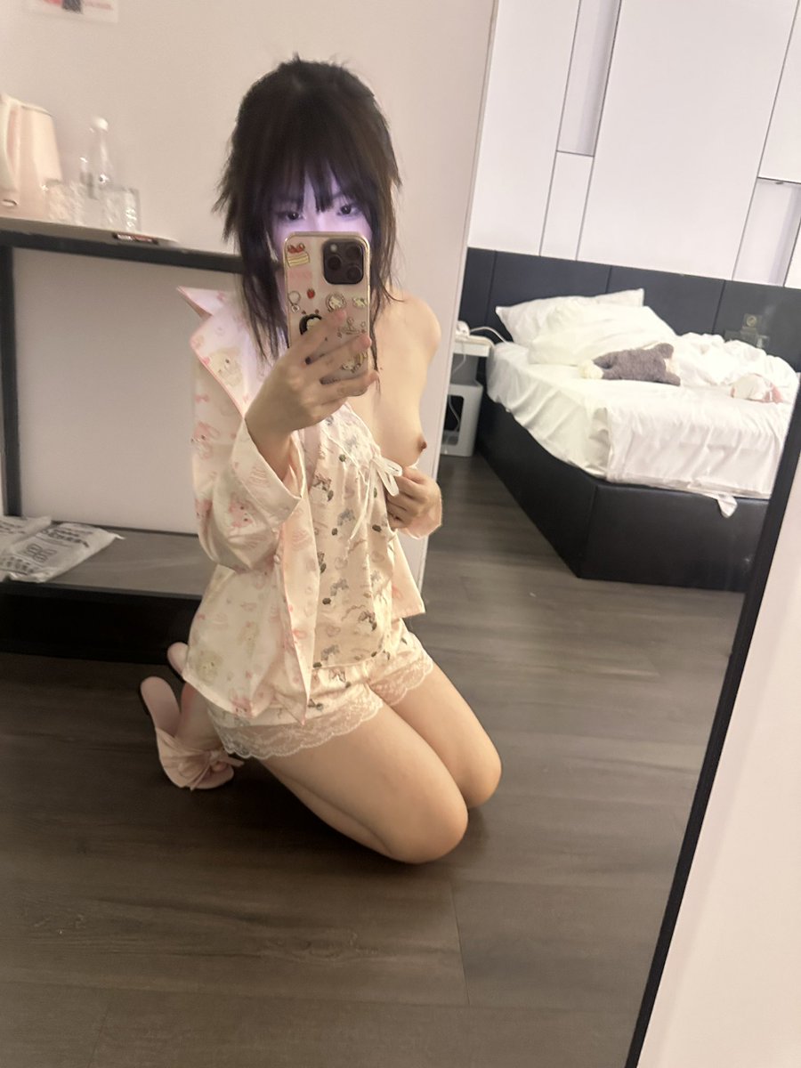 我说你喜欢怎么玩呢，你说捆绑，粗口，体训，跪爬，口水，踩都可以，我说我没玩过但你喜欢的话我愿意尝试，你问我喜欢怎么玩，我说喜欢抱着接吻、一起散步看日落、清晨醒来的时候拉开窗帘注视着彼此、在对方怀里流眼泪，你说我这个要得有点太多了 #les #女同