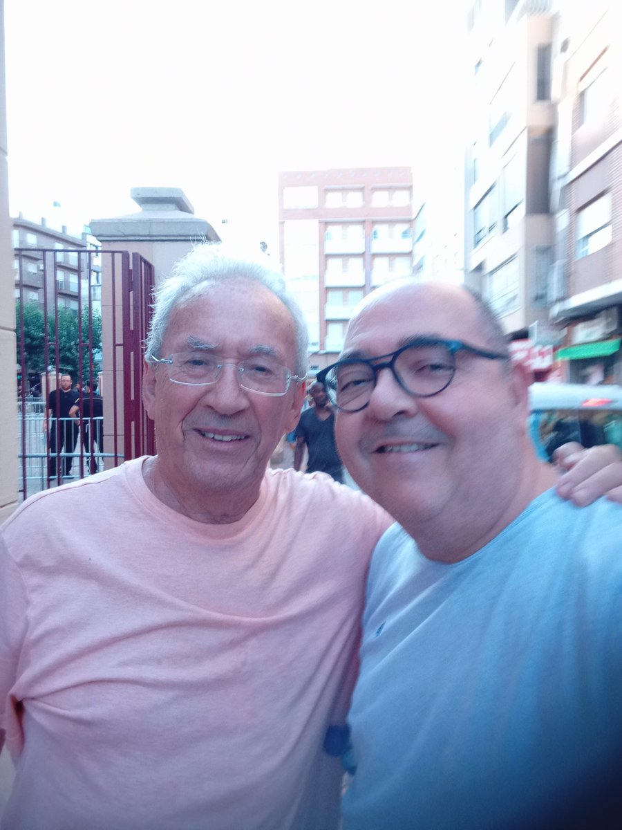 zenonguillen's tweet photo. Si el director de la banda de Sabina @Gira500Noches Antoñito García de Diego va y me dice que lo vamos a pasar muy bien esta noche calentita de concierto en #Murcia pues me lo creo a pies juntillas. Así que... 'peor para el sol...' Larga vida al maestro Joaquín https://t.co/WTkFJyeAUz