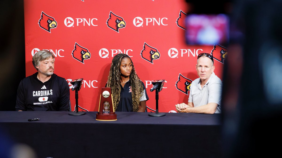 Our National Champion met with the media today 😃

#GoCards