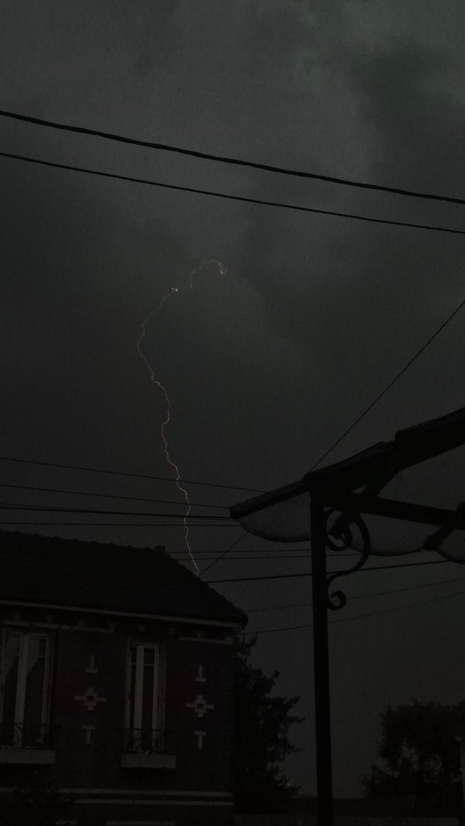 iman_aqd's tweet photo. Guetter l'orage en 3 étapes que j'ai capturé https://t.co/2NNbDb3UZ9