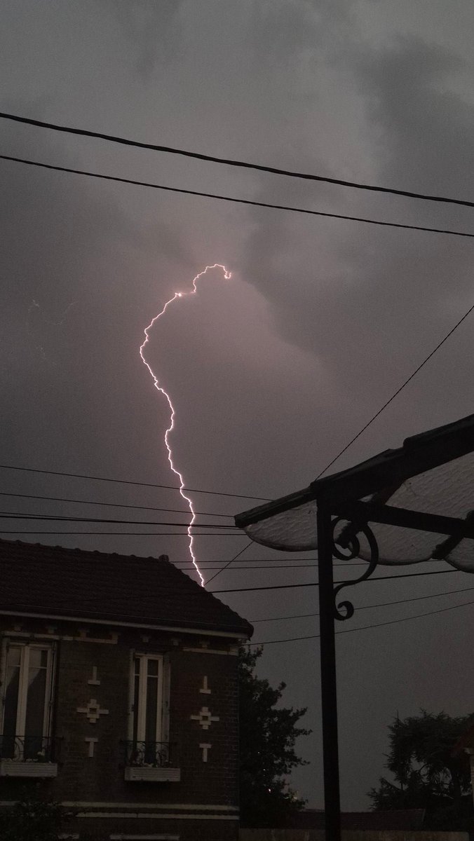 iman_aqd's tweet photo. Guetter l'orage en 3 étapes que j'ai capturé https://t.co/2NNbDb3UZ9