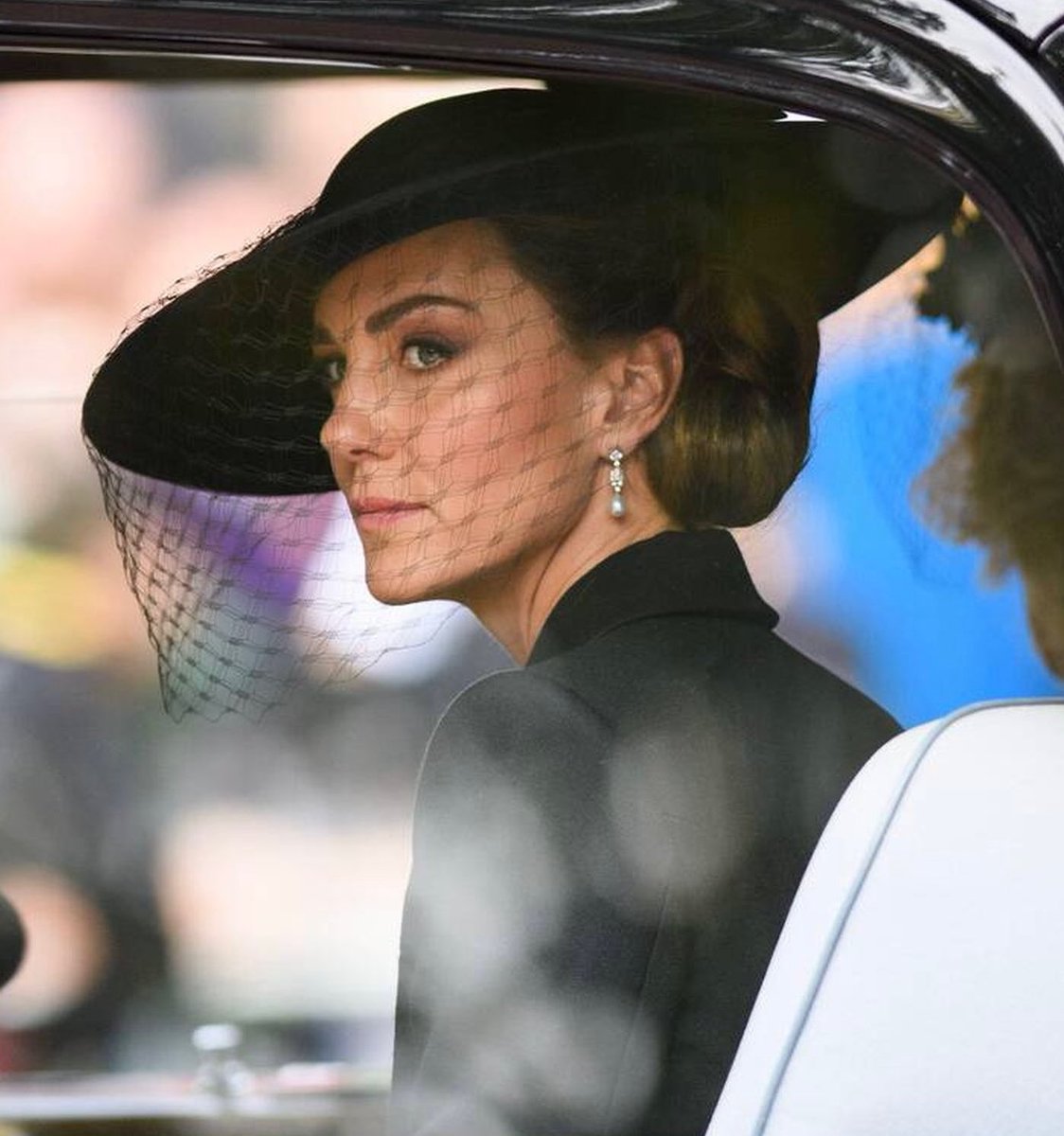 RoyallyBelle_'s tweet photo. Nobody takes an iconic car photo quite like the Princess of Wales 🖤 https://t.co/WU3IGY9gp5