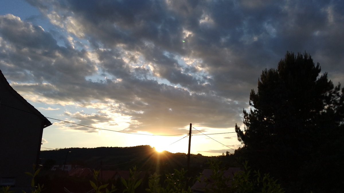 MeteoSynop's tweet image. Kończy się wietrzny i gorący dzień. Było 26,5°C.

Nowa Ruda, 21:00:
🌤️3/8 - Sc cugen (2/8), Ac str tr, Ci unc (Cʟ = 4, Cᴍ = 3, Cʜ = 1)
temperatura: 23,5°C
temp. punktu rosy: 13,1°C
wiatr 280°➡️o prędkości 5 m/s
widzialność: ⩾50 km
ciśnienie względne: 1012,3 hPa⬆️(+1,1 hPa/3h)