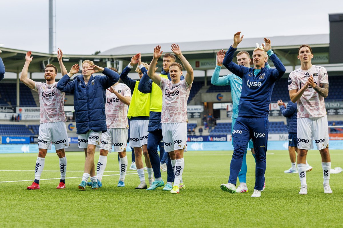 NorgesFotballforbund (@nff_info) on Twitter photo To straffesparkkonkurranser og herlig cupdrama🔥 Vi gratulerer <a href="/LillestromSK/">Lillestrøm SK</a>, <a href="/Sarpsborg08/">Sarpsborg 08</a>, <a href="/KristiansundBK/">Kristiansund BK</a> og <a href="/vikingfotball/">Viking Fotball</a> med plass i semifinalen!
Les mer om kvartfinalene her: fotball.no/turneringer/nm… To straffesparkkonkurranser og herlig cupdrama🔥 Vi gratulerer <a href="/LillestromSK/">Lillestrøm SK</a>, <a href="/Sarpsborg08/">Sarpsborg 08</a>, <a href="/KristiansundBK/">Kristiansund BK</a> og <a href="/vikingfotball/">Viking Fotball</a> med plass i semifinalen!
Les mer om kvartfinalene her: fotball.no/turneringer/nm…