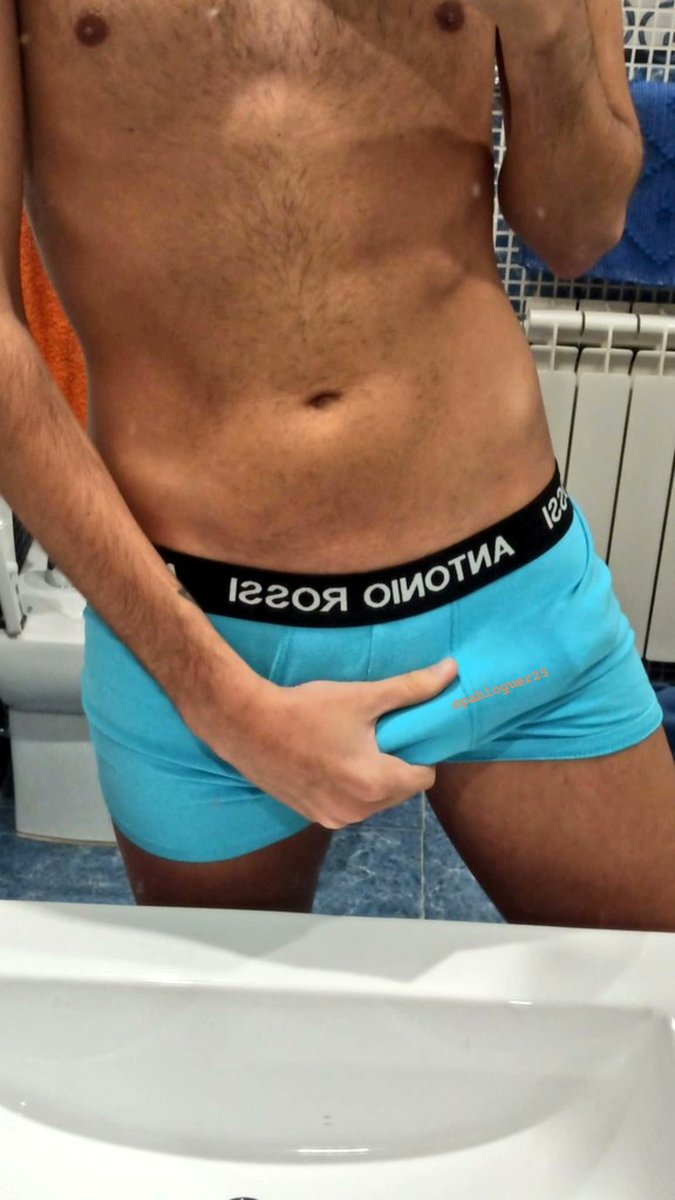 ¿Qué pasa zorritas? Mi esclavo particular (un esclavo de puta madre) quiero que le recuerde lo puto superior que soy, quiero que le demuestre todo mi poder y ponerse de rodillas antes su dios.

Por ello, *RT GAME*
1RT --&gt; 3€
MG --&gt; 2€
Comment --&gt; 4€ (max 2)

A mis putos pies.