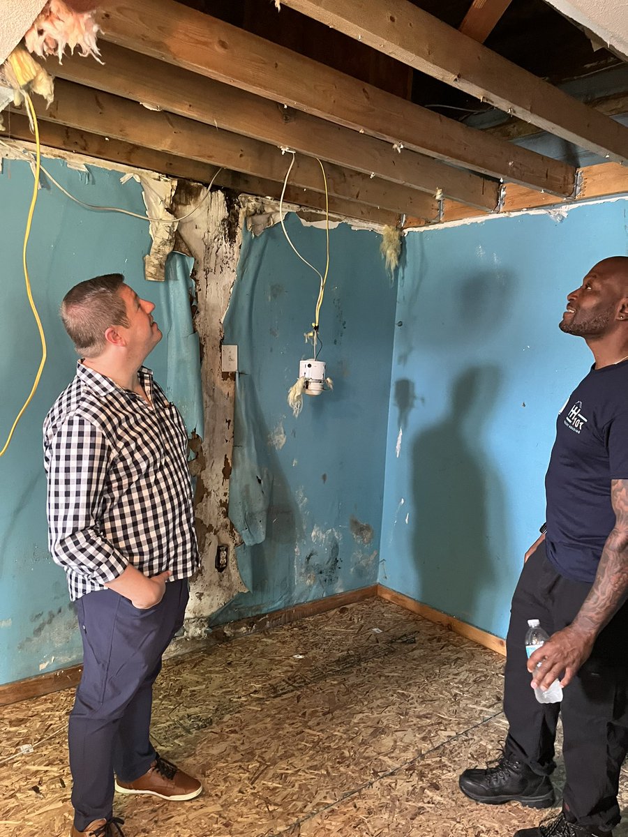 SyracuseAuditor's tweet image. Do you know what it’s like being a code inspector? Had the opportunity to learn more about what it’s like finding code violations at the @Syracuse1848 safe and healthy housing tour in Eastwood! Thanks to Codes and @syracuseFD for an informative day