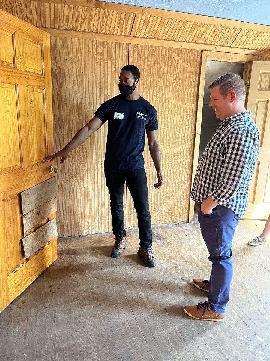 SyracuseAuditor's tweet image. Do you know what it’s like being a code inspector? Had the opportunity to learn more about what it’s like finding code violations at the @Syracuse1848 safe and healthy housing tour in Eastwood! Thanks to Codes and @syracuseFD for an informative day