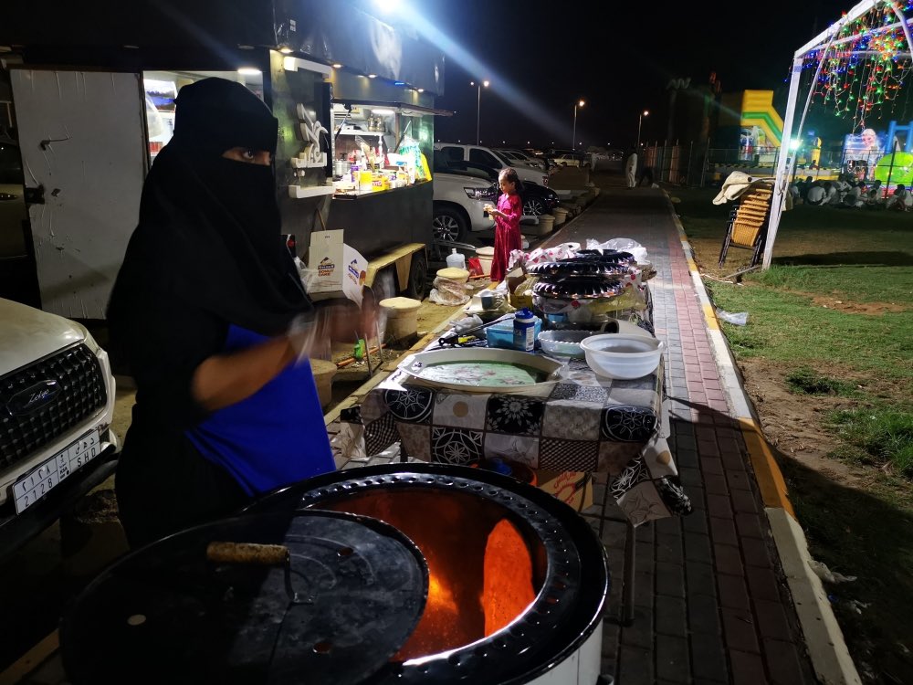 والله ان كوب الشاي اللي تأخذه من يد السعودي والسعوديه من فود ترك او بسطه جنب الشارع اطعم والذ من يد ابو عيون خضراء باضعاف السعر،،يااخوان خلونا ندعم بعضنا ..اليد السعودية ماهرة.👨‍🍳👩🏻‍🍳