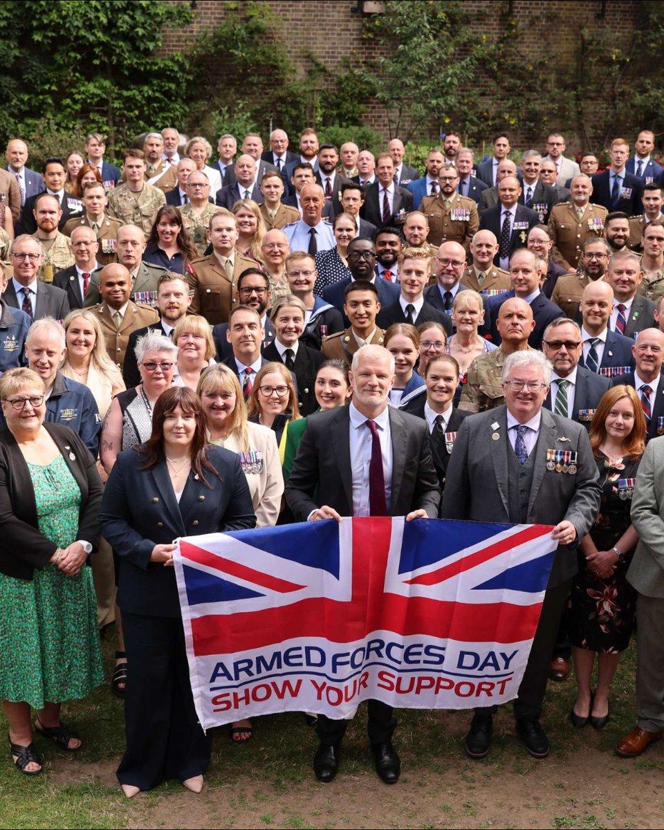 DefenceHQ's tweet image. Today we say thank you to our reservists - people who serve in the Armed Forces alongside a civilian job.
Today @AlistairCarns welcomed reservists to 10 Downing Street to celebrate their continued dedication and vital contribution to the Armed Forces.
#ArmedForcesWeek