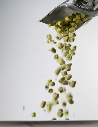 Dry hopping is the practice of adding hops to beer at the tail end or post-fermentation. However, there is a lot more to it than that. Temperature, quality, and quantity of hops each play a pivotal role in what you’ll get out of dry hopping. Let's dig in! byo.com/article/advanc…