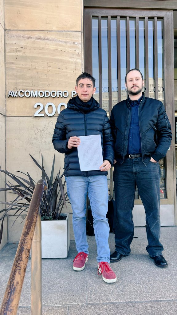 Saliendo de Comodoro Py tras haber ratificado y ampliado mi testimonio ante el Juzgado de Daniel Rafecas, por la denuncia contra los servicios de inteligencia en la Universidad Nacional de las Artes.
Acompañado por <a href="/federicowinokur/">Federico Winokur</a> y en nombre del ¡Ya Basta!, la juventud de