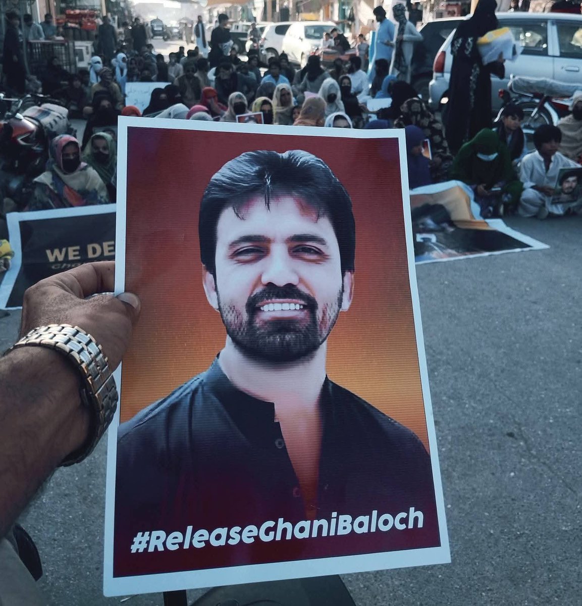 FaZaLBal0cH_BSF's tweet photo. غنی بلوچ کو لاپتہ ہوئے ایک مہینہ مکمل ہوچکا ہے، لیکن وہ آج بھی جبری طور پر لاپتہ ہے۔
نہ اسے عدالت میں پیش کیا گیا، نہ ہی اس کے بارے میں کسی قسم کی معلومات فراہم کی جارہی ہیں۔
ہم غنی بلوچ کی فوری بازیابی کا مطالبہ کرتے ہیں!
#ReleaseGhaniBaloch
#EndEnforceDisapperances https://t.co/lj7n9iksLI