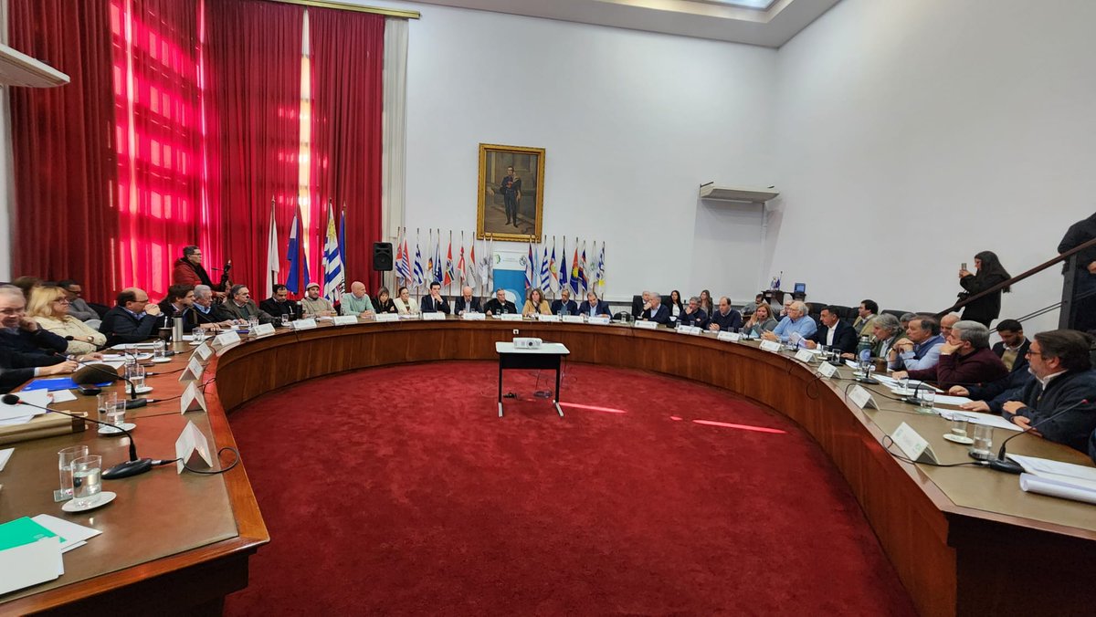 55° Sesión Plenaria Extraordinaria del <a href="/cintendentesuy/">Congreso de Intendentes</a>
Intendentes trabajan sobre temas de transición: a) Transferencias del Gobierno Nacional. b) Proyecto de Ley sobre ingresos a las Intendencias. c) Designación de delegados para negociar el presupuesto con el Poder Ejecutivo.