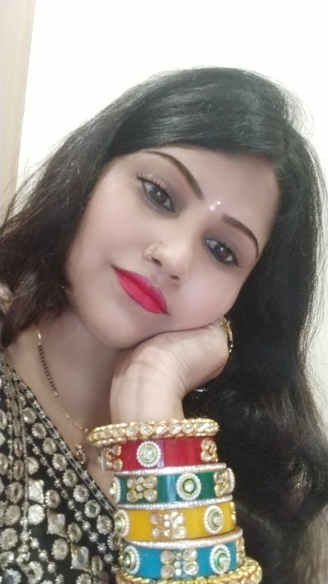 ये ना पूछना ....
ज़िंदगी ख़ुशी कब देती है....
क्योंकि ....
शिकायतें तो उन्हें भी हैं....
 जिन्हें जिंदगी सब  कुछ देती है.

Good night

Rradhe Radhe