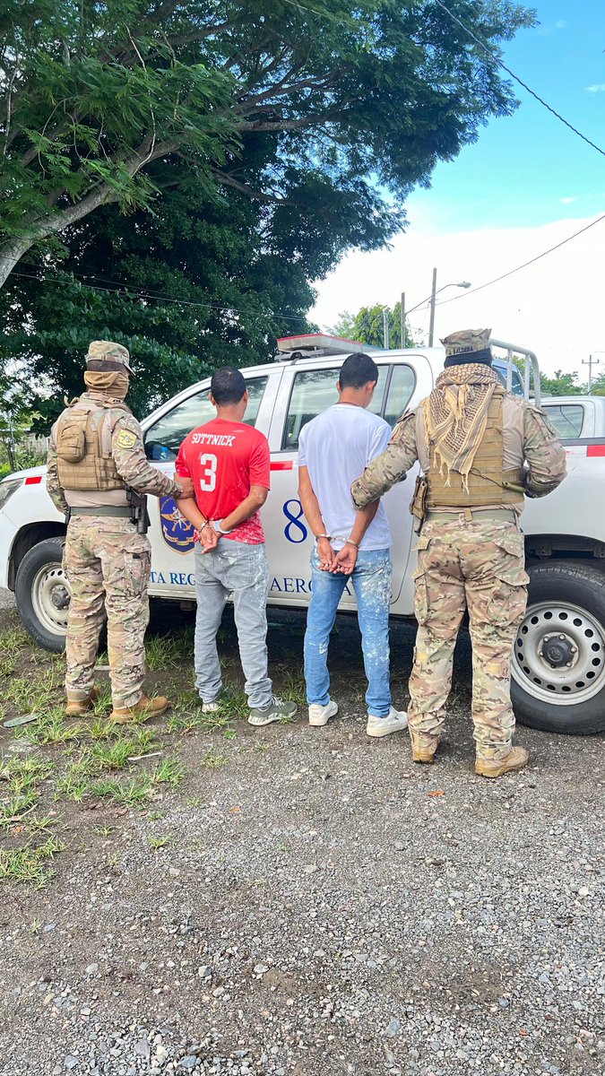 #PlanFirmeza | Cuatro ciudadanos extranjeros con estadía vencida fueron aprehendidos por unidades #Aeronavales en el punto de control del área de Bique, Río Hato, en Coclé. Los mismos quedaron a órdenes de las autoridades competentes.

#FuerzaAeronaval💪🏻