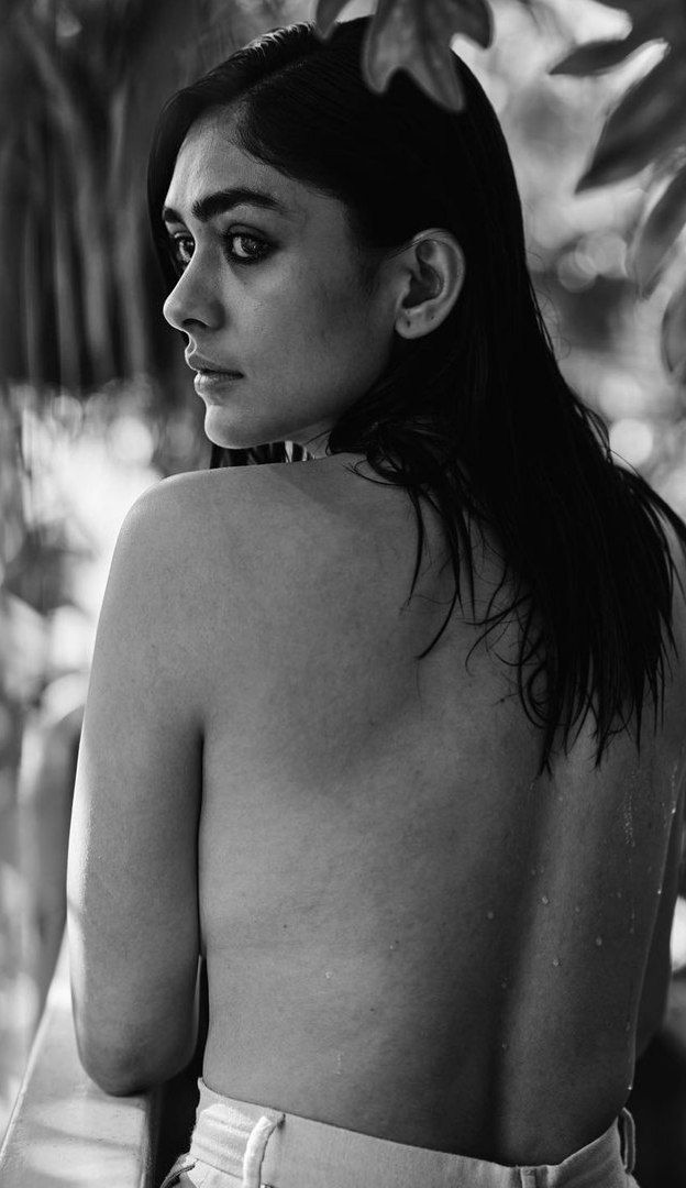 Mrunal Thakur Sizzling Photoshoots 🥵 

A Thread 🧵