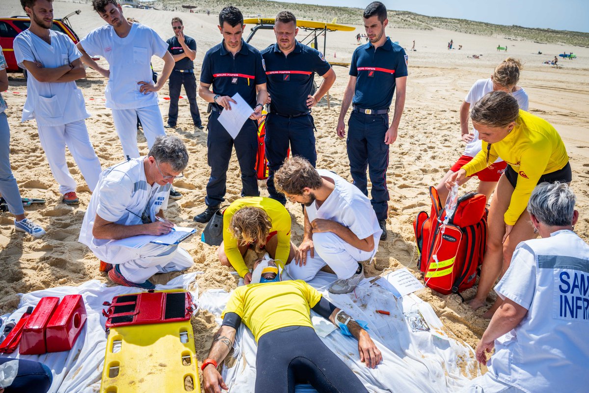 Prefecture40's tweet photo. #Sécurité | SAMU, MNS, pompiers : le partage des gestes qui sauvent ! 
Hier à #MolietsetMaa, une session de formation organisée par le Samu des #Landes a rassemblé les experts du secours pour améliorer les pratiques en bordure d’océan, parfaire la coordination et partager les savoir-faire 💪

@Sante_Gouv @ARS_NAquit @SDIS40