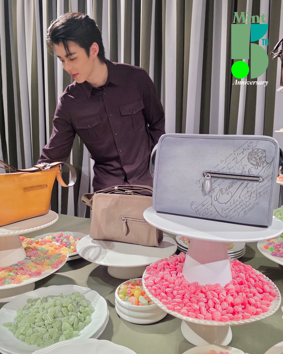 mintmag_th's tweet photo. เผลอแบบคนหล่อ! #MintReports สแนปภาพความหล่อคุณชายของหนุ่ม #มีนนิชคุณ ที่บินลัดฟ้ามายังปารีส พร้อมร่วมชม BERLUTI “Champ-contrechamp” ที่จัดขึ้นในวันนี้ ณ ประเทศฝรั่งเศส เรียกได้ว่ามาหล่อไปทุกรูป 💚

#PFWss26BERLUTIxMEEN
#Meennicha8 
#BERLUTI 
#MintMagTH https://t.co/VMKUBgdarl