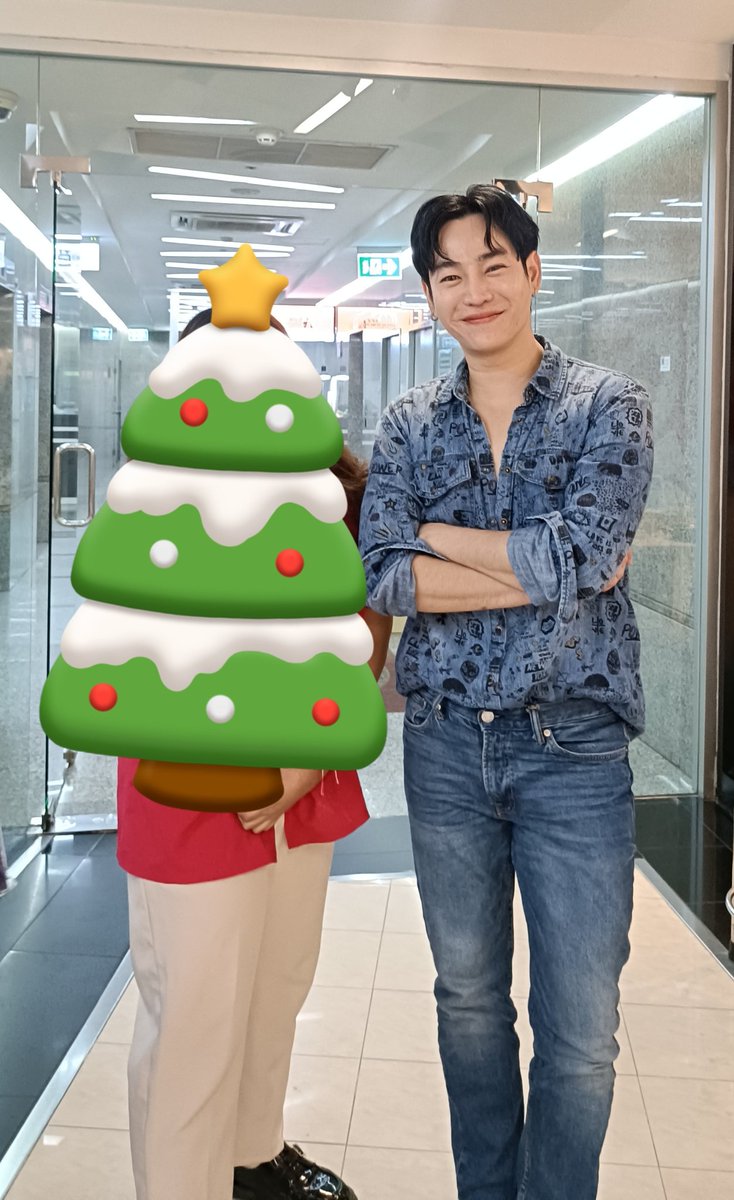 littIdyllic's tweet photo. ไปเก็บโปรเจ็คสกายที่ร้านใต้ตึกแกรมมี่นั่งอยู่ตั้งนานน้องที่ไปด้วยบอกว่านั่นพี่เป๊ก เห็นตอนเขาลุกจะกลับแล้วซึ่งผลิตนั่งอยู่ในร้านก่อนนี่เข้าไปอีก ละมีฟค.ต่างชาติไปขอถ่ายรูป นี่เลยรวบรวมความกล้าไปขอถ่ายด้วย มือสั่นมากศิลปินคนแรกๆในชีวิตที่ชอบด้วยซ้ำ🥺🥺😭😭

#เป๊กผลิตโชค https://t.co/wfYXyxAvD9