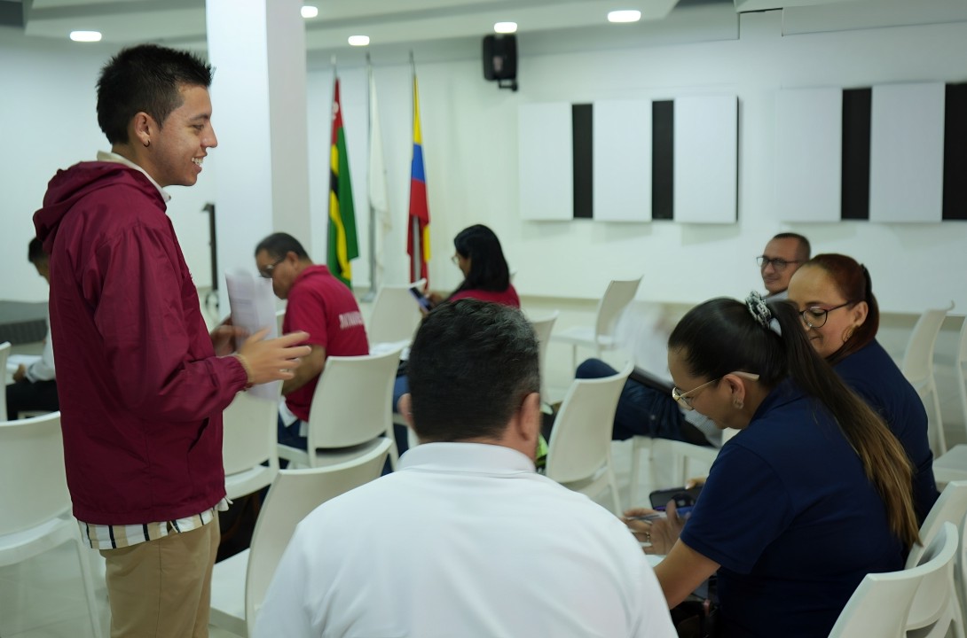 Supervigilancia (@supervigilancia) on Twitter photo La Superintendente <a href="/parra_yenniffer/">Yenniffer Parra</a> y el Secretario General <a href="/jdangarita23/">Juan Diego Angarita 🇱🇹</a> acompañaron en #Bucaramanga la 3a. jornada de formación sindical, realizada con <a href="/MintrabajoCol/">MinTrabajo</a> en pro fortalecimiento y promoción de los derechos laborales en el sector de vigilancia y seguridad privada La Superintendente <a href="/parra_yenniffer/">Yenniffer Parra</a> y el Secretario General <a href="/jdangarita23/">Juan Diego Angarita 🇱🇹</a> acompañaron en #Bucaramanga la 3a. jornada de formación sindical, realizada con <a href="/MintrabajoCol/">MinTrabajo</a> en pro fortalecimiento y promoción de los derechos laborales en el sector de vigilancia y seguridad privada