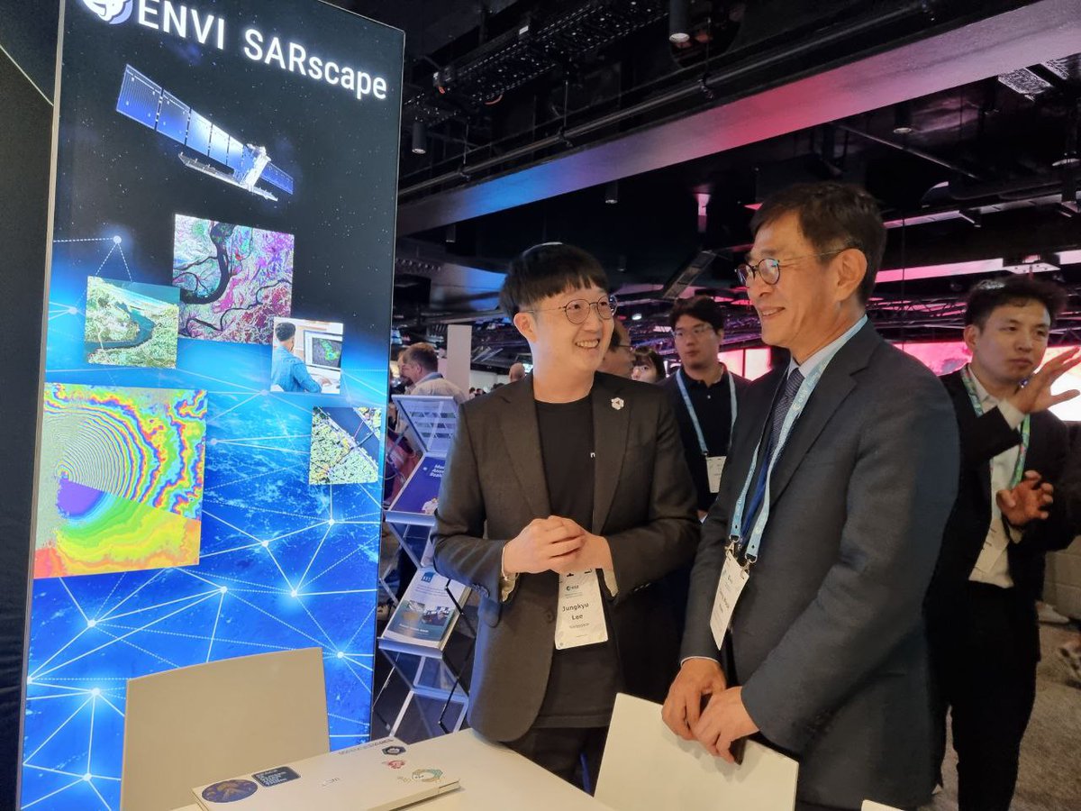 함상욱 대사는 6.25.(수) 유럽우주청(ESA) 개최 "Living Planet Symposium"에 참석 중인 우리 기업의 홍보 부스를 방문하였습니다.

동 심포지움은 유럽우주청이 3년마다 개최하는 세계 최대 지구관측 위성정보활용 포럼 및 전시 행사로 전 세계 정부, 산업계, 학계 등이 참여합니다.