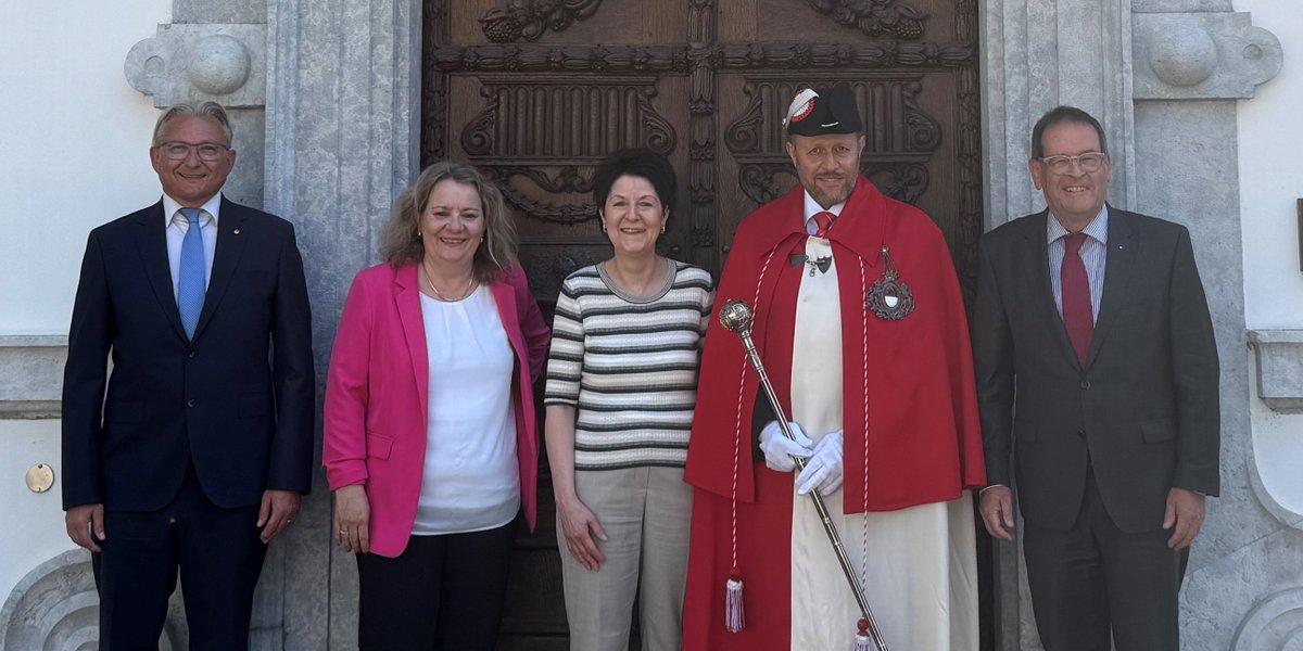 Als neuer Oberamtvorsteher resp. neue Oberamtvorsteherin wurden gestern Dienstag Stephan Berger und Susanne Berchtold vereidigt. Ebenfalls auf dem Bild: Frau Landammann Sandra Kolly, Standesweibel Andreas Hofer und Staatsschreiber Andreas Eng.

#KantonSolothurn #Oberamt