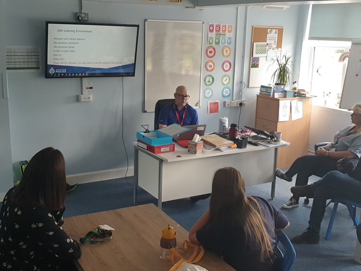 MoorlandsPolice's tweet photo. PCSO Naylor has been into #DraycottMoorCollege #Draycott to talk to some of the students regarding keeping themselves safe both in person and online. #WorkingWithOurCommunities #NeighbourhoodPolicingWeek https://t.co/oajObpbXou