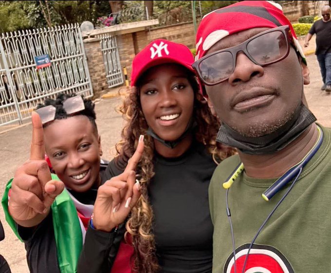 Haiyaaa⚡️

Legendary Kenyan ARTISTS...Nameless and Wahu...together with their daughter TUMISO..on the streets of NAIROBI 🔥🔥🔥🎯🎯🎯