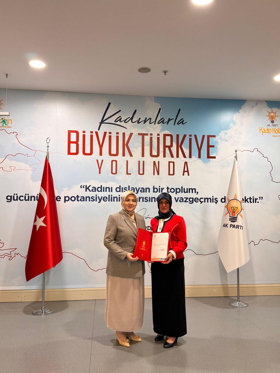 Teşkilatımızın en kıymetli yapı taşlarından biri olan Kadın Kollarımızda bayrak değişimi…

Görevi devralan Songül Gazel kardeşimize de yeni görevinde başarılar diliyorum. İnanıyorum ki aynı heyecan ve kararlılıkla, Ürgüp’te gönüllere dokunmaya devam edecek.

Ürgüp İlçe Kadın