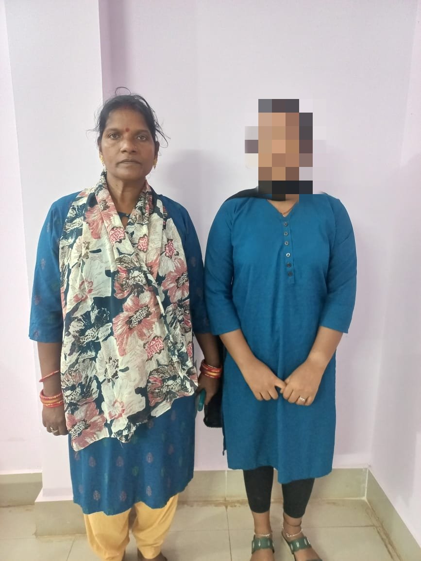 Nayagarh Police (@spnayagarh) on Twitter photo Chandpur PS team has successfully rescued a minor victim girl and reunited her with family members after following all procedures.
<a href="/DGPOdisha/">DGP, Odisha</a>
<a href="/odisha_police/">Odisha Police</a>
<a href="/igcrcuttack/">IGP, Central Range Cuttack</a> Chandpur PS team has successfully rescued a minor victim girl and reunited her with family members after following all procedures.
<a href="/DGPOdisha/">DGP, Odisha</a>
<a href="/odisha_police/">Odisha Police</a>
<a href="/igcrcuttack/">IGP, Central Range Cuttack</a>