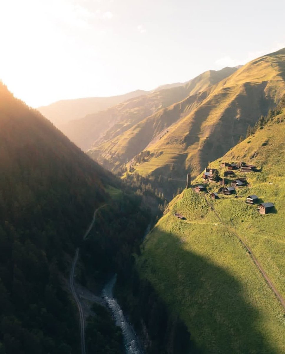 anywhereedoor's tweet image. 📍 Location: Georgia (Caucasus Mountains)

Twists, cliffs, and pure thrill — Georgia’s roads aren't for the faint-hearted 🏞️🚗

📸 Credit: @alex_stead

#Georgia #MountainRoads #DroneView #ExploreGeorgia #NatureLovers #Wanderlust #AdventureDrive #TravelPhotography #HiddenGems