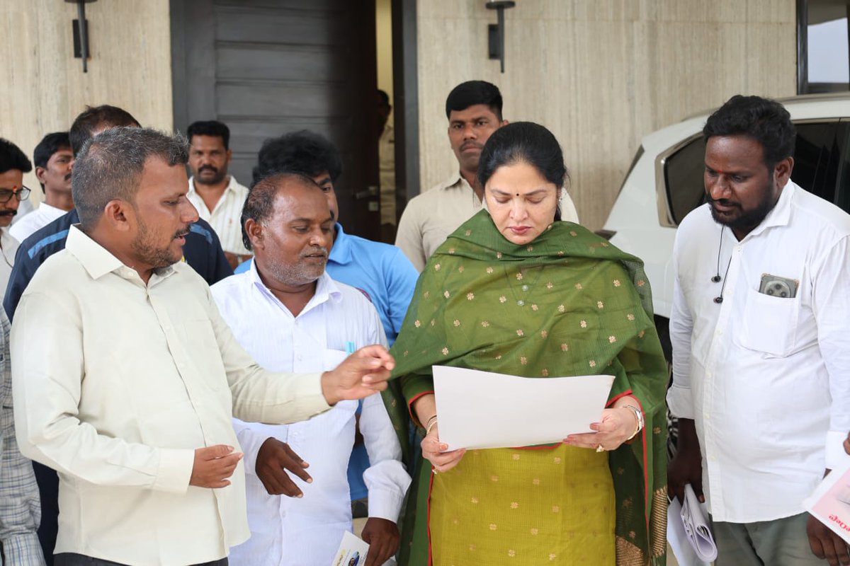 Vemireddy Prashanthi Reddy (@prashanthi_vpr) on Twitter photo ఈ రోజు దివ్యాంగులకు సంబంధించిన పారా స్పోర్ట్ చైతన్య యాత్ర పోస్టర్ ను ఆవిష్కరించడం జరిగింది. దివ్యాంగులకు ప్రభుత్వ ఉద్యోగాలలో అవకాశాలు కల్పిస్తూ జి.ఒ.నెంబర్-4 విడుదల చేసిన <a href="/ncbn/">N Chandrababu Naidu</a>, <a href="/PawanKalyan/">Pawan Kalyan</a>, <a href="/naralokesh/">Lokesh Nara</a> గారికి ధన్యవాదాలు.
#VemireddyPrashantiReddy #VPR #KovurMLA ఈ రోజు దివ్యాంగులకు సంబంధించిన పారా స్పోర్ట్ చైతన్య యాత్ర పోస్టర్ ను ఆవిష్కరించడం జరిగింది. దివ్యాంగులకు ప్రభుత్వ ఉద్యోగాలలో అవకాశాలు కల్పిస్తూ జి.ఒ.నెంబర్-4 విడుదల చేసిన <a href="/ncbn/">N Chandrababu Naidu</a>, <a href="/PawanKalyan/">Pawan Kalyan</a>, <a href="/naralokesh/">Lokesh Nara</a> గారికి ధన్యవాదాలు.
#VemireddyPrashantiReddy #VPR #KovurMLA