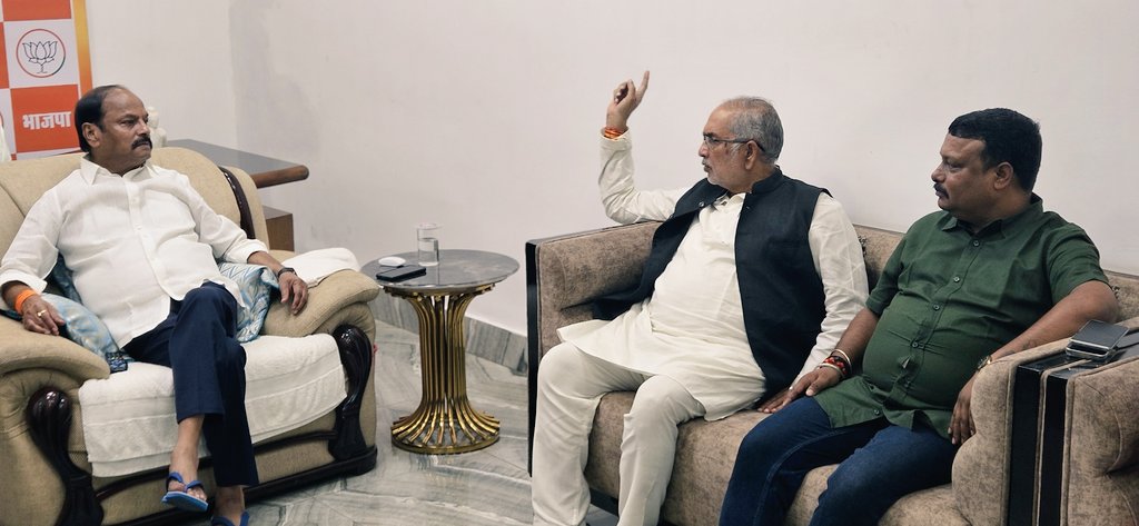 ManojYadav_bjp's tweet photo. आज #जमशेदपुर में झारखंड के पूर्व मुख्यमंत्री श्री @dasraghubar  जी के आवास पर उनसे शिष्टाचार भेंट हुई। इस दौरान झारखंड की वर्तमान राजनीतिक स्थिति व राज्य के महत्वपूर्ण मुद्दों पर विचार-विमर्श करने का अवसर मिला। @yourBabulal
@BJP4Jharkhand https://t.co/KvtMxSXM5R