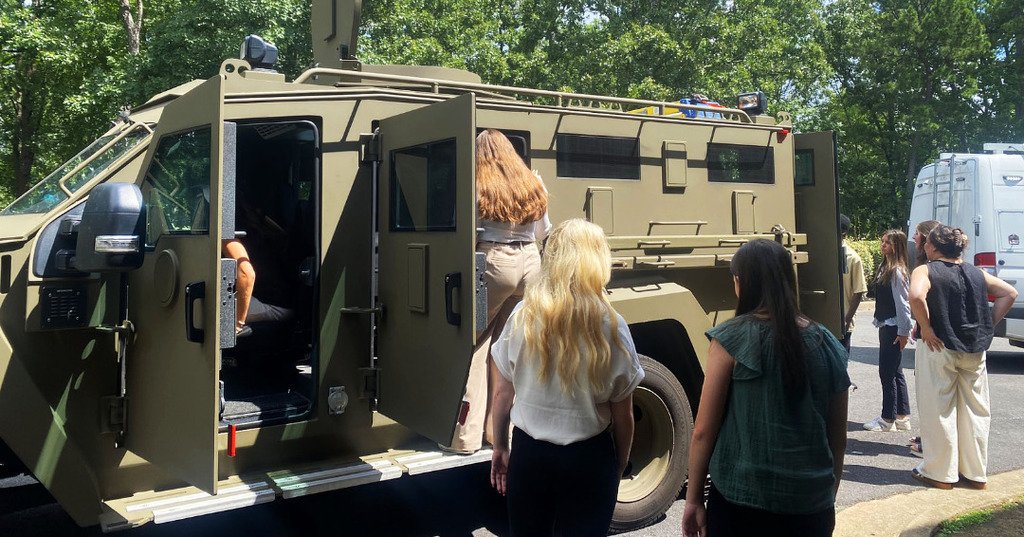 RHS_Senators's tweet image. Two ROBINSON HIGH students attended the Little Rock FBI Teen Academy last Friday. At the Academy, students learned about day-to-day operations of a typical FBI office and heard from special agents, intelligence analysts, and more. What a great opportunity! #pcssdproud #serveall