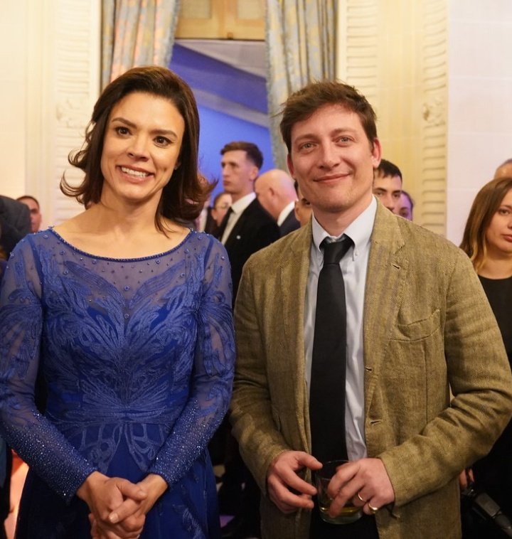 nadie le mide los modales a este cocainómano fiero. cuarenta años tiene  y posa con un vaso de whisky haciéndose el guacho pistola. nos gobiernan gordos con adolescencia tardía.