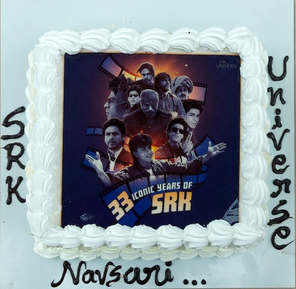 SRKUniverse's tweet image. FANs from #Navsari celebrated #33YearsOfSRKInBollywood with an SRK-themed cake cutting! ✨

33 YEARS OF MEGASTAR SRK

@iamsrk @iamnzr 

#ShahRukhKhan #KingKhan #SRK #King #33YearsofMegastarSRK