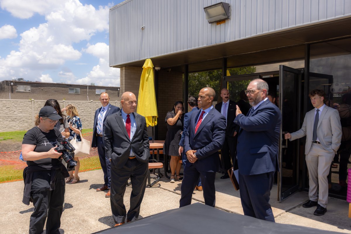 TheHarrisCTR's tweet photo. We were honored to welcome Mayor @whitmire_john and HUD @SecretaryTurner to our Respite, Rehabilitation &amp; Re-Entry Center. The visit spotlighted our role in the City’s End Street Homelessness Action Plan and our partnership to expand housing and mental health support. https://t.co/J5xUaZY2Pf