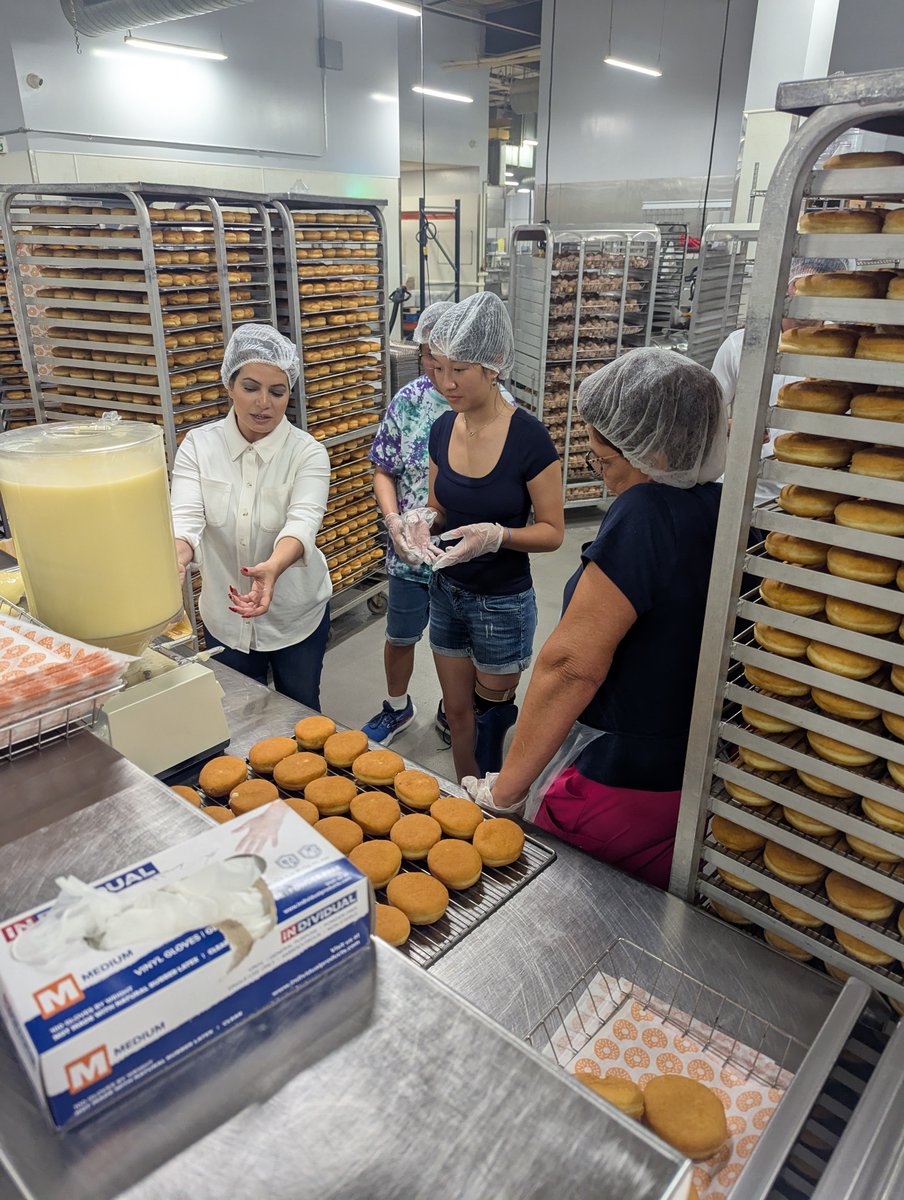 ShrinersFlorida's tweet image. #WhatsGoodWeds: Check out these pictures of @shrinershosp patient, Allison, getting a behind the scenes tour of a local @dunkindonuts bakery. 🍩👀 (How fun!) Have you stopped by #Dunkin yet to help support this week's giveback? ❤️ Find details here 🔗➡️ tinyurl.com/bdeprfr3