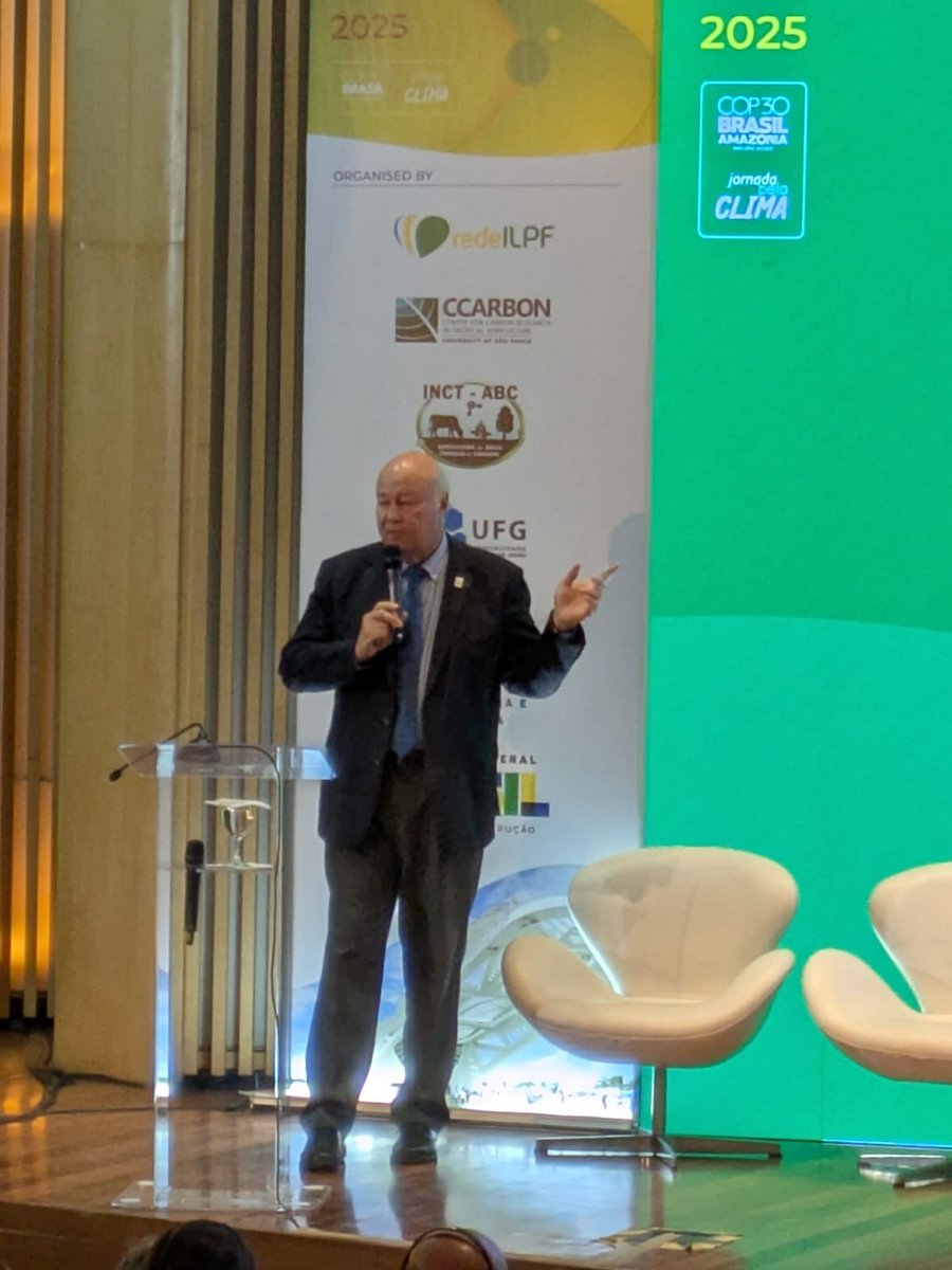 4per1000's tweet image. 🌱🌎At LAC Soil Carbon 2025, Paul Luu showcases 10 years of impact from the #4per1000 Initiative—advancing #SoilHealth for #FoodSecurity and #ClimateAction — and outlines bold ambitions for the decade ahead.
🔗eventos.galoa.com.br/scs-2025/page/…
#soil #carbon @embrapa @IRC_ORCaSa
