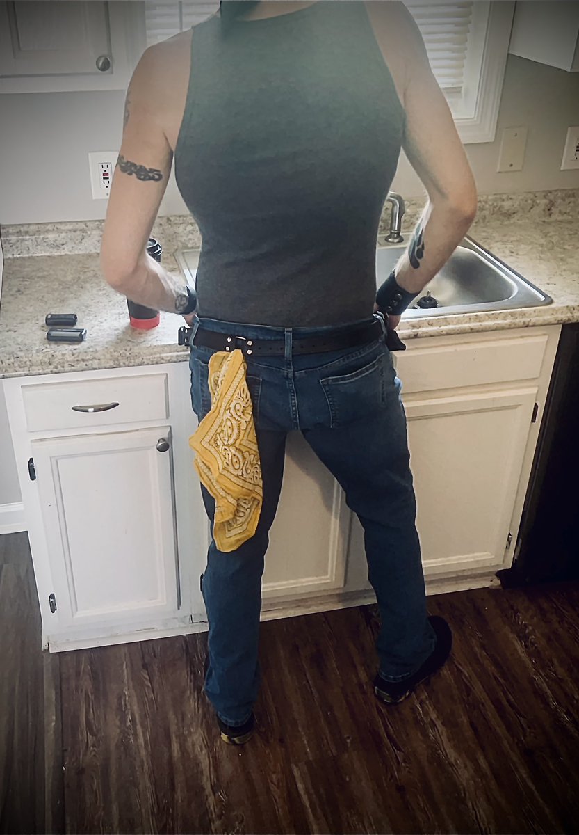 Last day of this shit. House goes back to the landlord tomorrow! Waiting on carpet cleaners and already deep cleaned the bathrooms. Sink it is. Pays to be 6’3” sometimes.