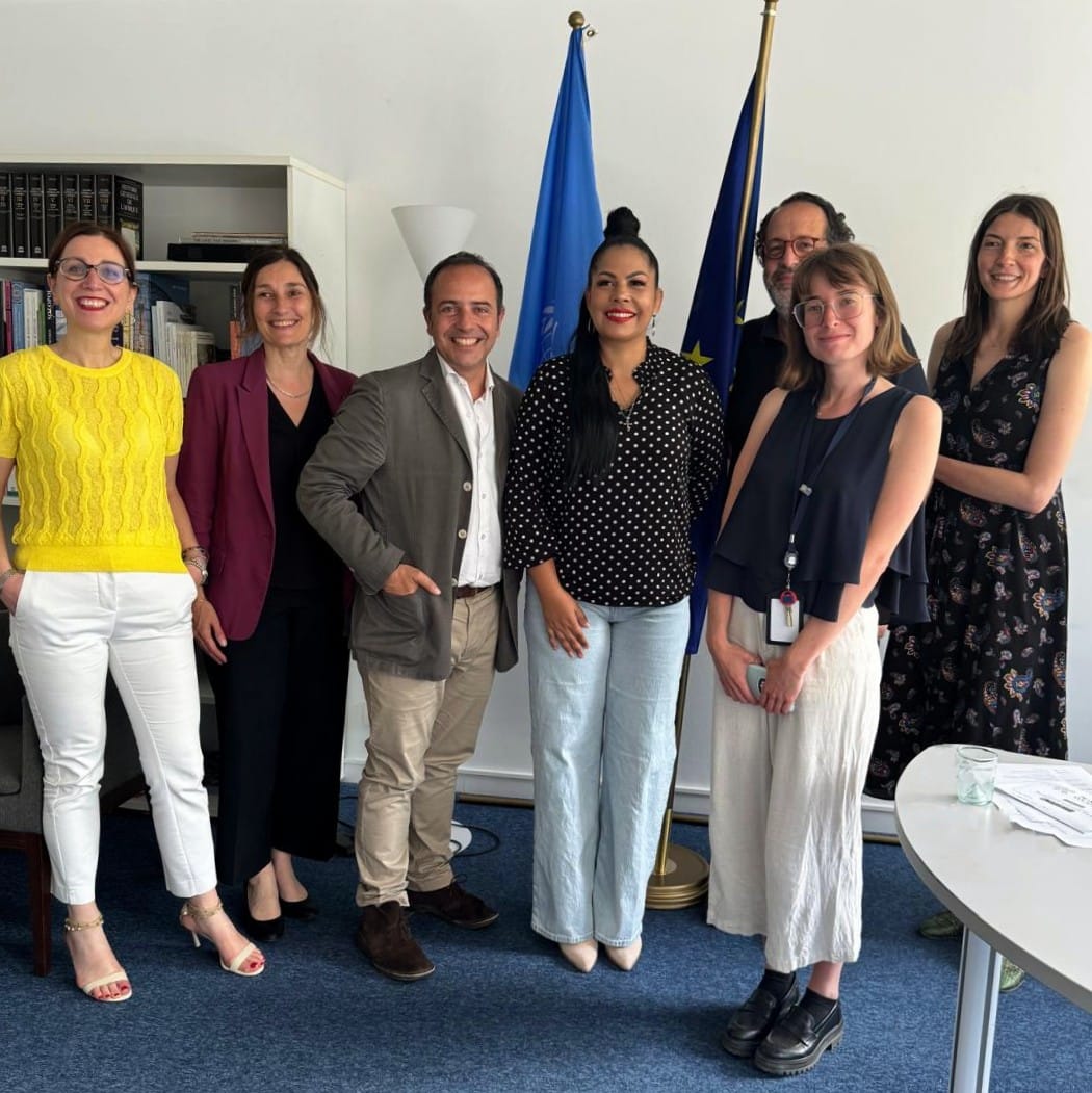 We were honored to welcome Cuban singer and tres player Yarima Blanco — a #Transcultura beneficiary — to the UNESCO Brussels Office today! 🎶🇨🇺

She graciously signed her portrait featured in the Transcultura photo exhibition.

A powerful symbol of creativity and connection. 💫